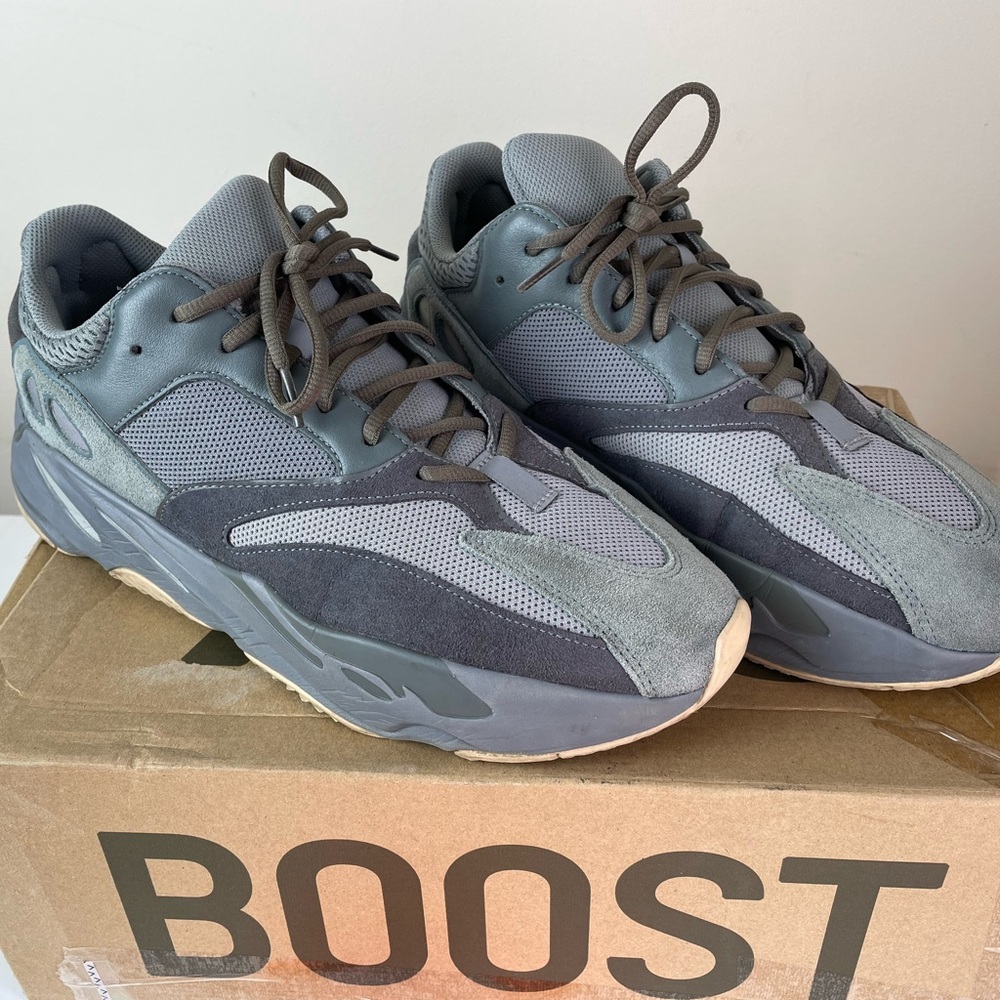 🔥Preowned Yeezy Boost 700